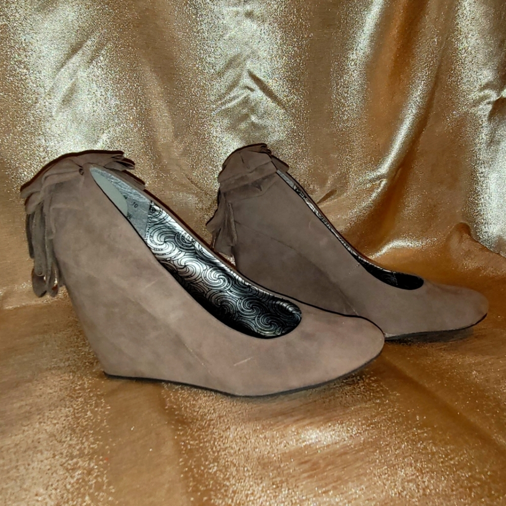DOLLHOUSE TAN SUEDE WEDGE - SIZE 10